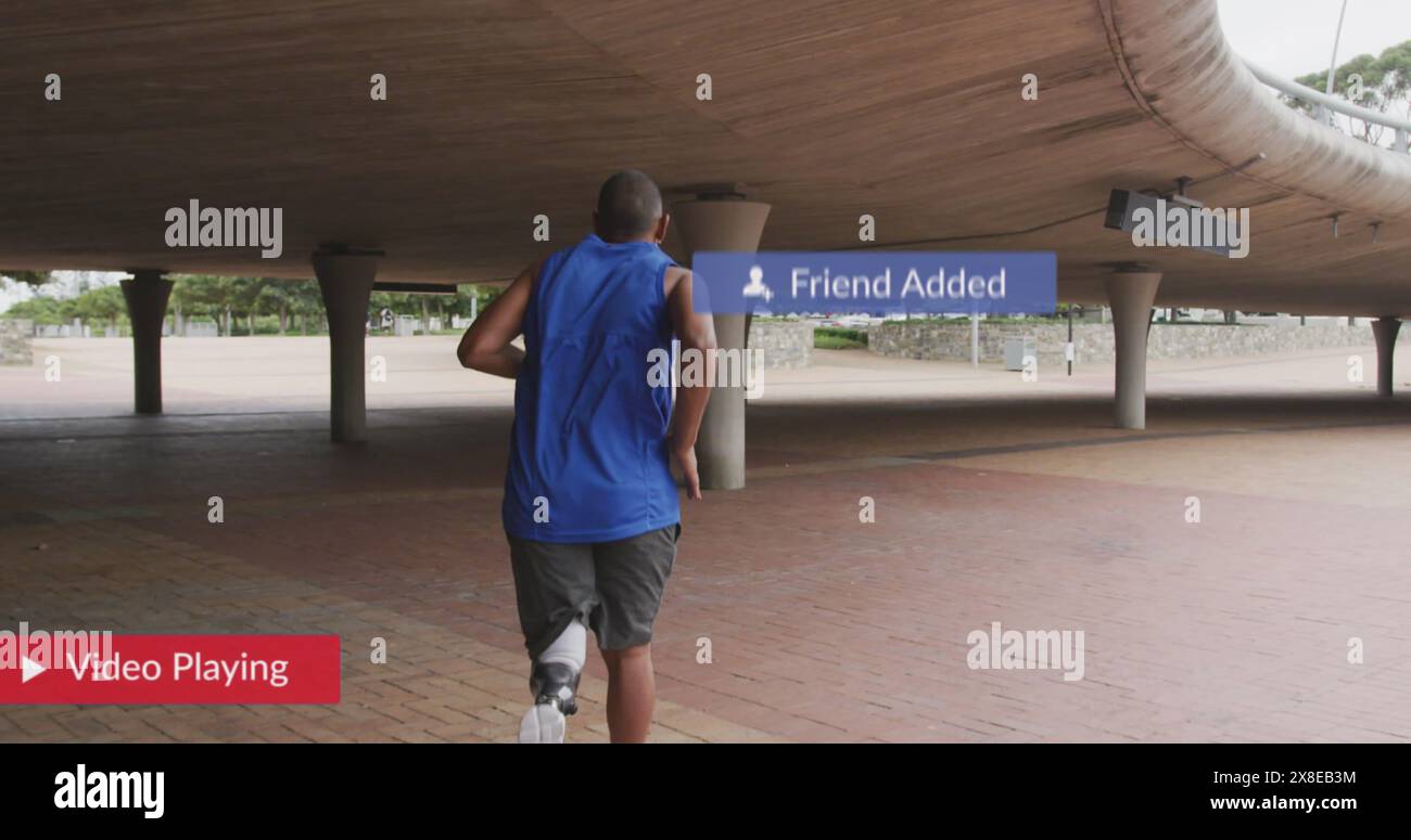 Immagine del testo, icone nelle barre di notifica, atleta afroamericano corre con una gamba protesica Foto Stock