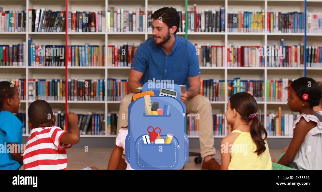Uomo caucasico, in camicia blu, insegna diversi studenti con il libro rosso Foto Stock