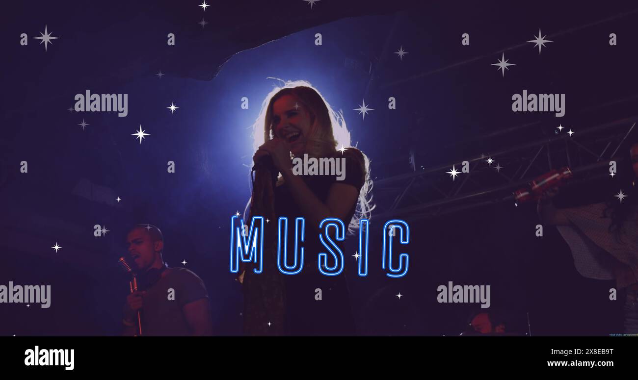 Donna caucasica giovane adulta, tenendo il microfono, cantando sul palco Foto Stock