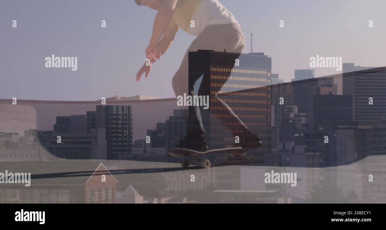 Atleta/allenatore caucasico maschile che indossa abiti casual è lo skateboard Foto Stock