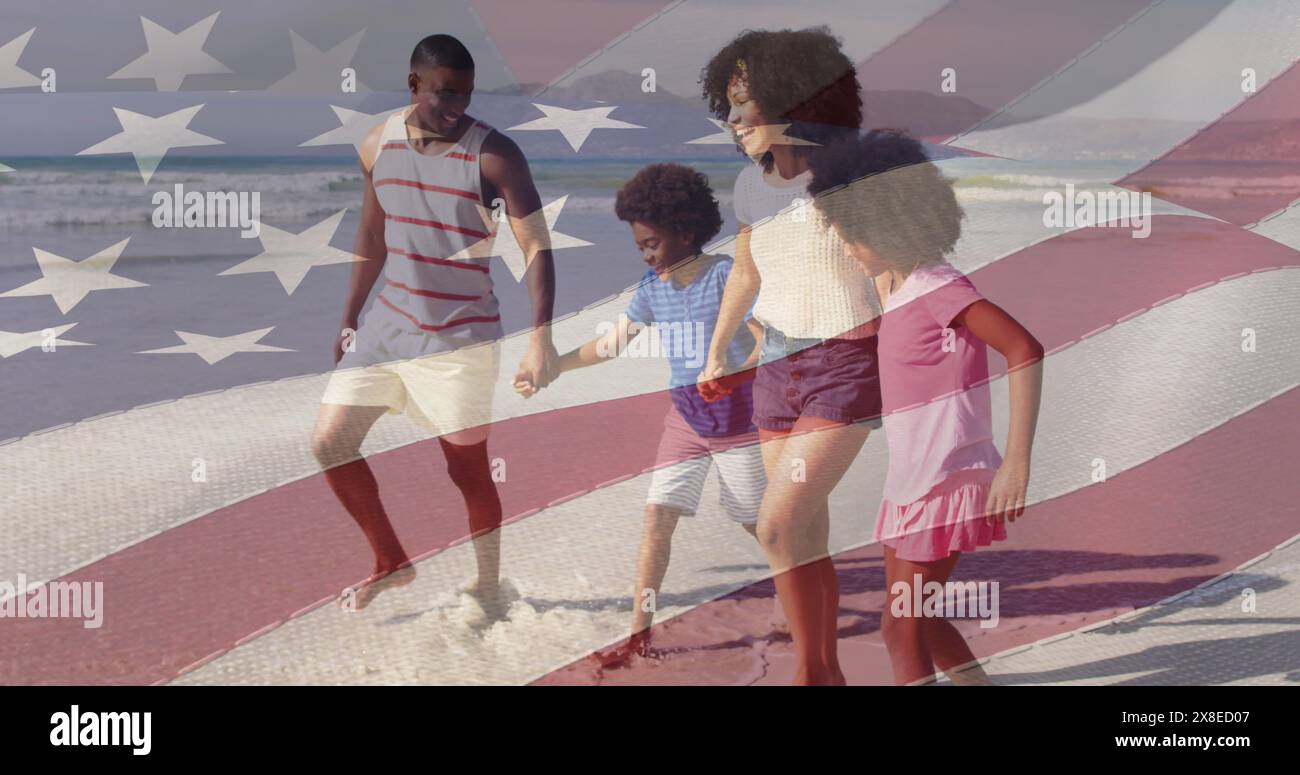 Papà afroamericano, figlio, figlia e mamma birazziale camminano sulla spiaggia Foto Stock