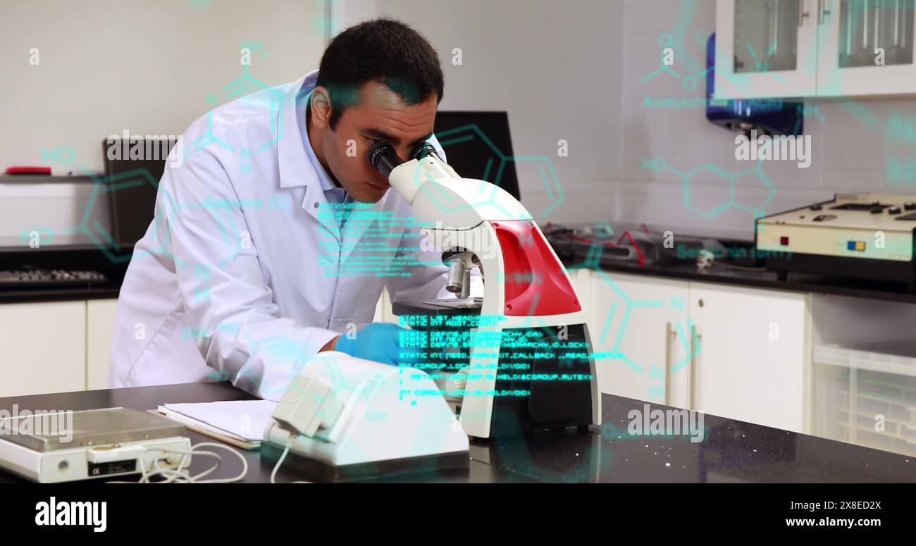 Scienziato birazziale che esamina il campione al microscopio, indossando un camice da laboratorio bianco Foto Stock