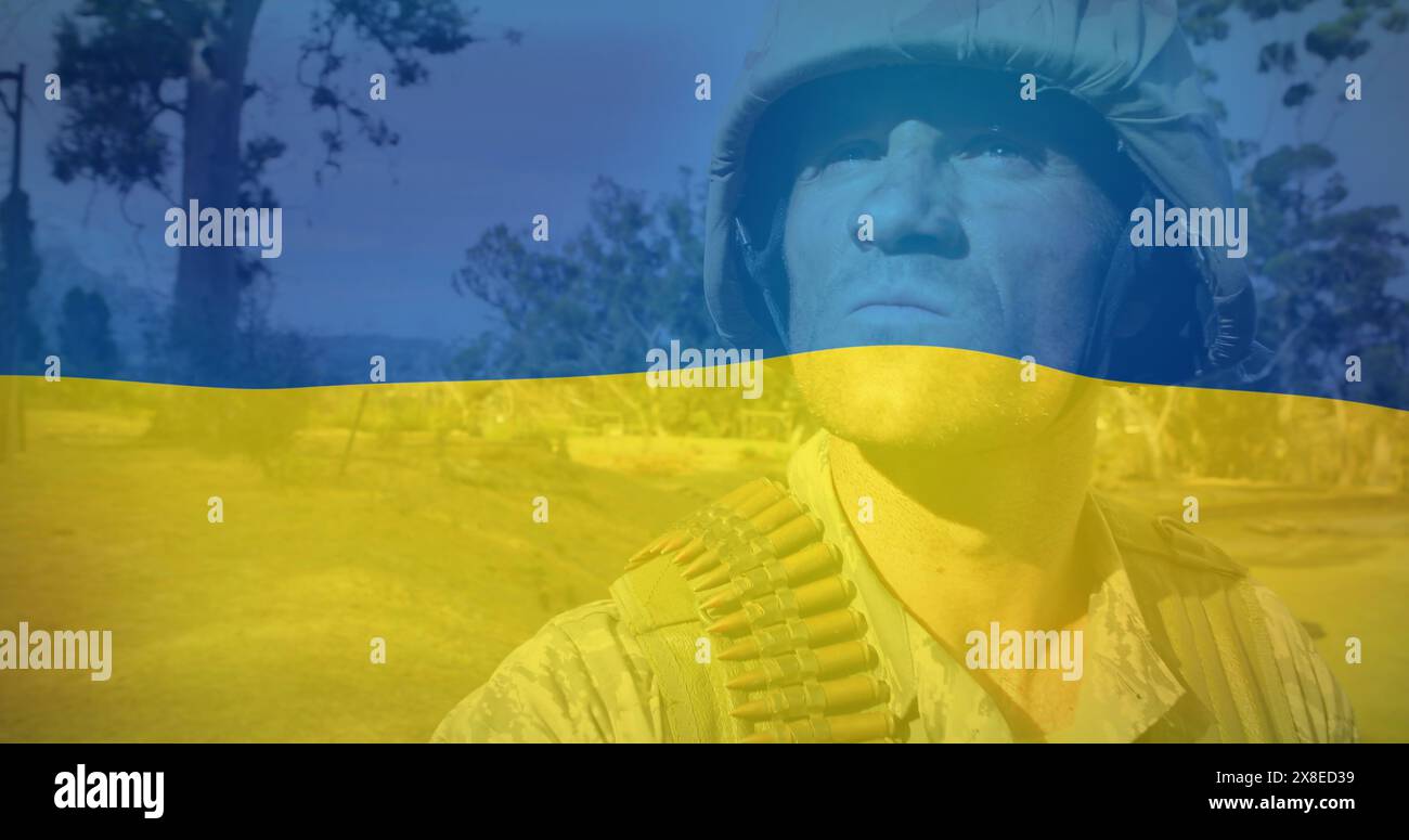 Soldato caucasico con indosso attrezzature da combattimento, in piedi all'aperto Foto Stock