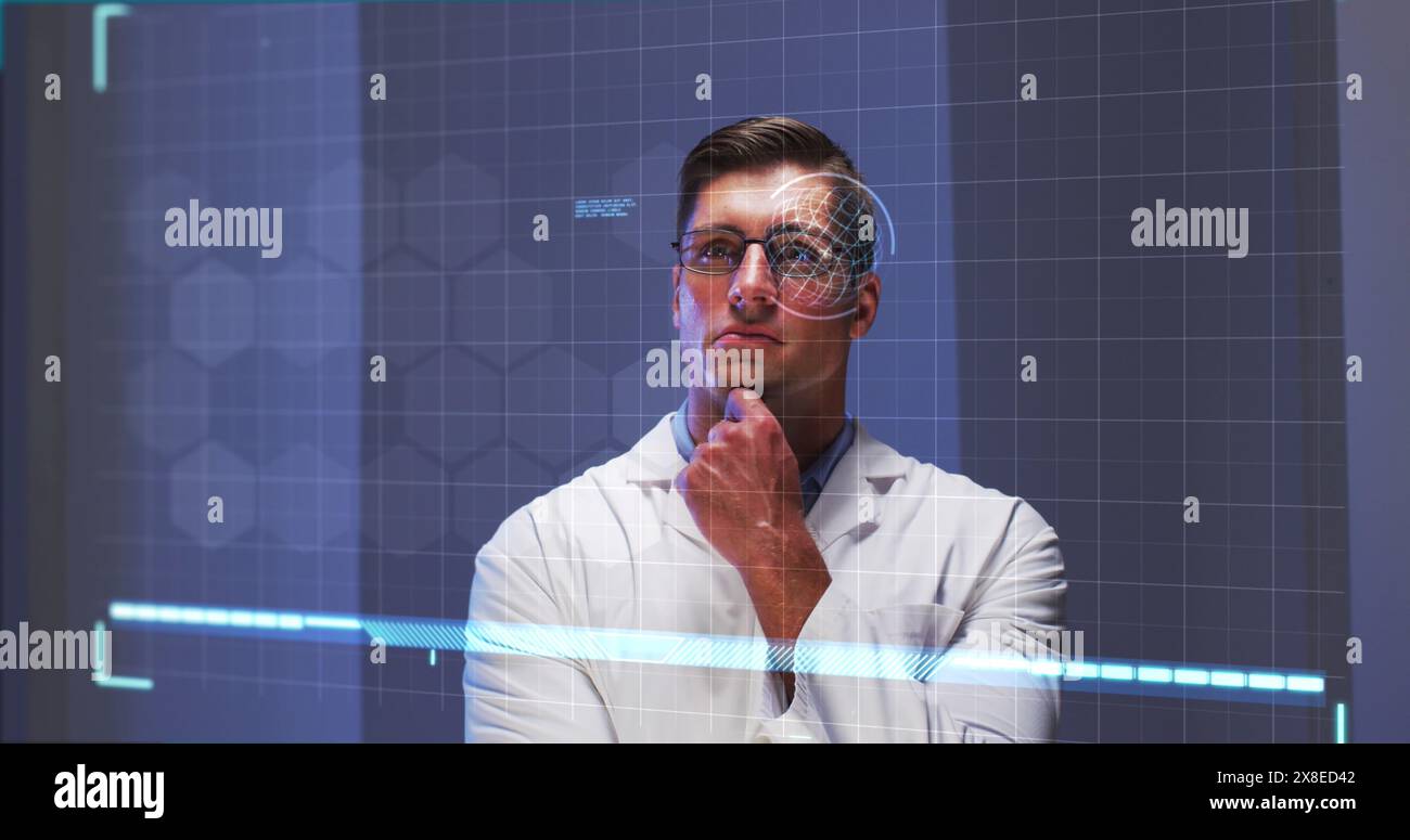 Lo chef e il personale del ristorante caucasico che indossa gli occhiali stanno analizzando i dati digitali Foto Stock