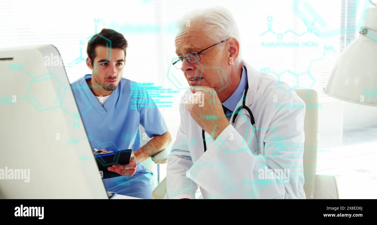 Padre e figlio caucasici, entrambi in uniforme medica, discutere Foto Stock