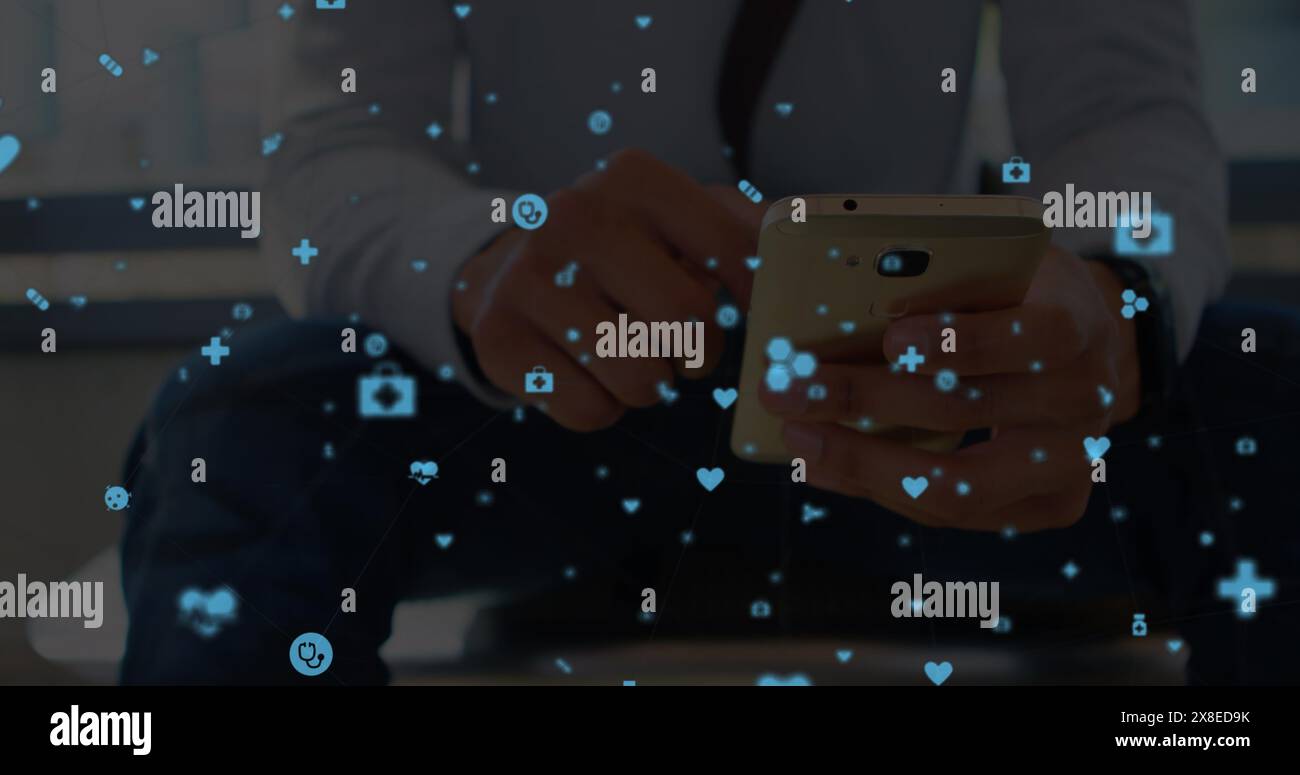 Giovane birazziale che tiene in mano lo smartphone, seduto con abiti casual Foto Stock