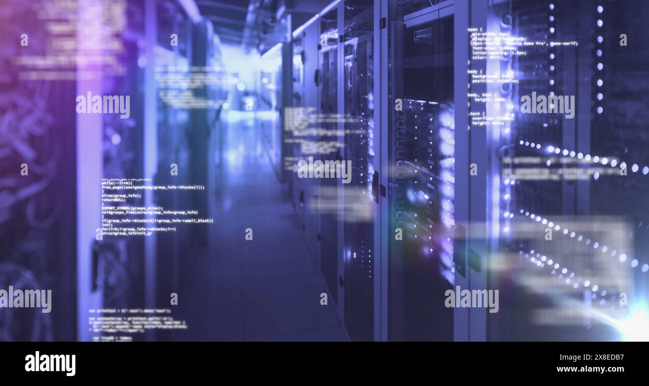 File di rack server illuminati da luci blu e viola Foto Stock