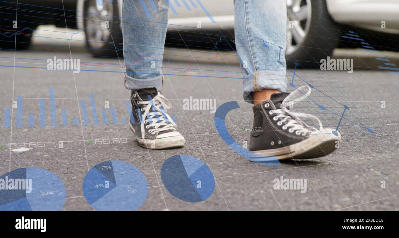 Giovane in jeans e sneakers nere che camminano per strada Foto Stock