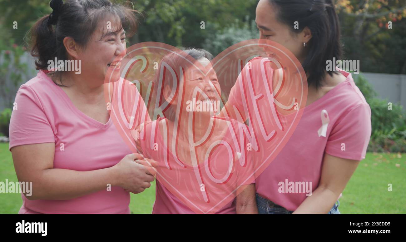 Istruttrice di fitness asiatica e partecipanti che ridono nel parco Foto Stock