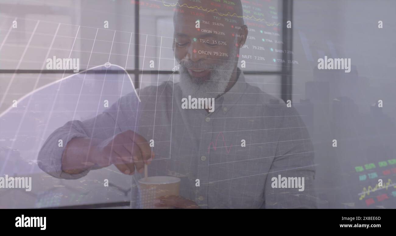 Immagine dell'elaborazione dei dati finanziari e delle statistiche sull'uomo d'affari afroamericano Foto Stock