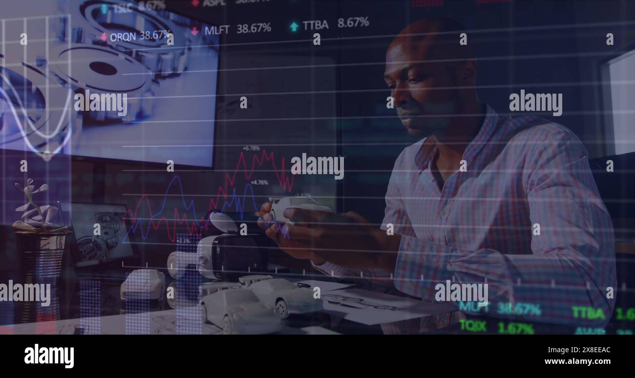 Immagine dell'elaborazione dei dati finanziari e delle statistiche sull'uomo d'affari afroamericano Foto Stock