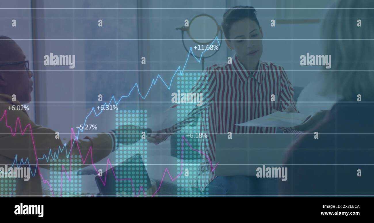 Immagine di più grafici e numeri su diverse collaboratrici che discutono dei rapporti durante la riunione Foto Stock