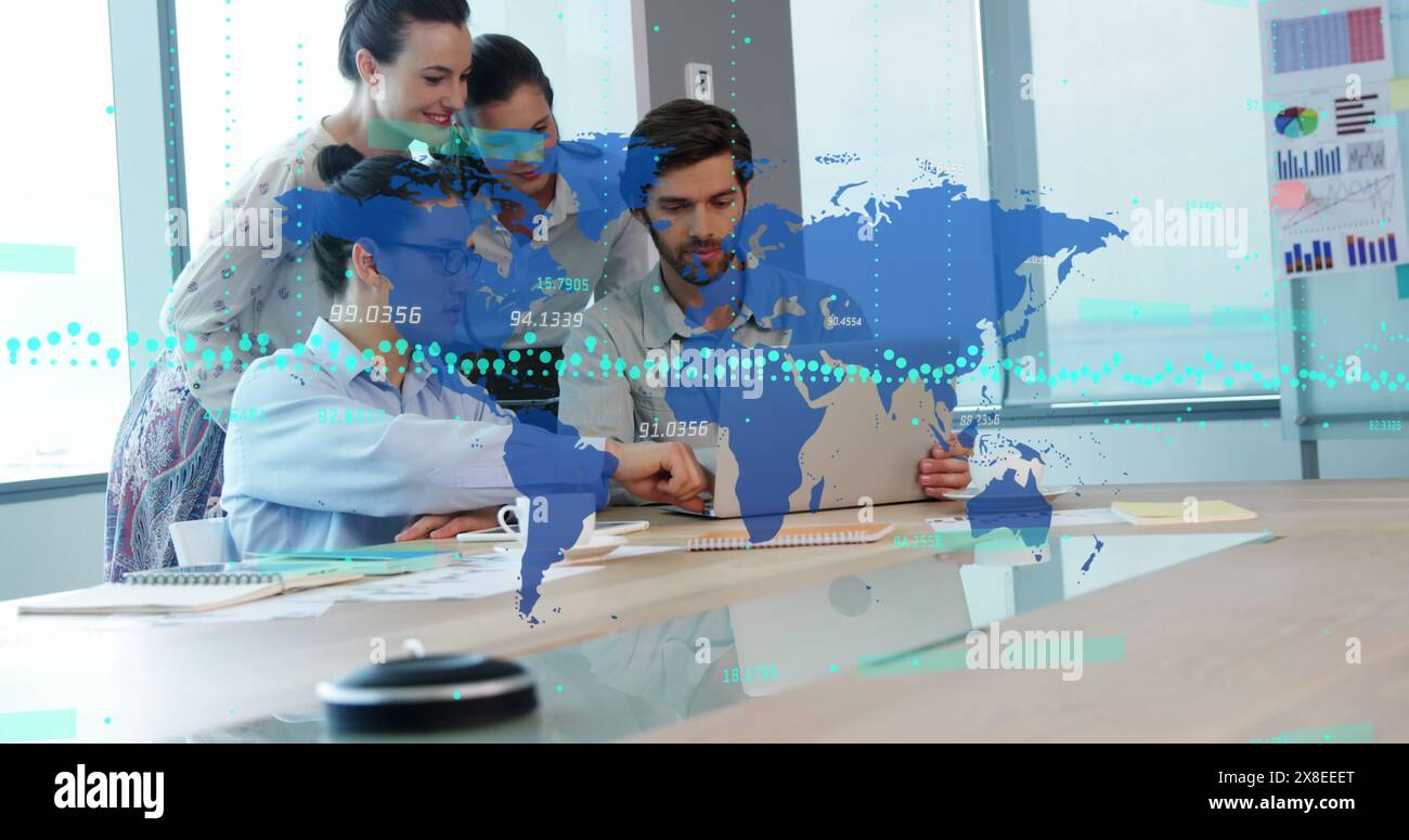 Immagine di una mappa del mondo con persone d'affari diverse che discutono su un notebook in ufficio Foto Stock
