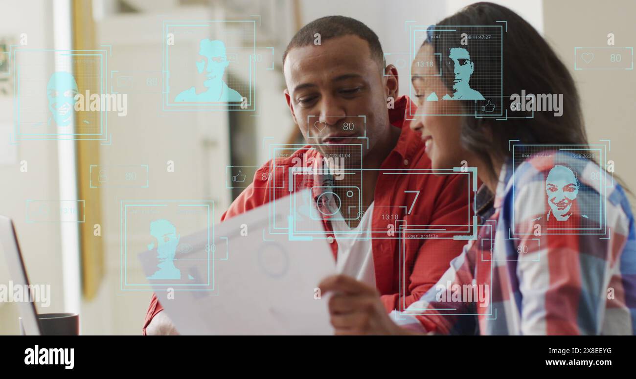 Immagine di icone di profilo su uomo e donna afroamericani che discutono su un documento in ufficio Foto Stock