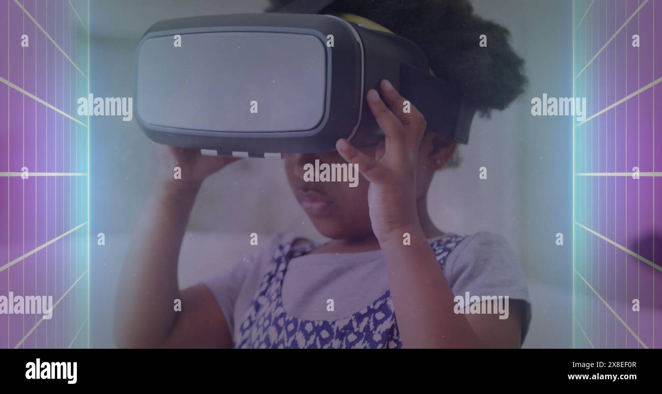 Immagine di forme al neon sopra una ragazza afroamericana che usa il visore vr Foto Stock