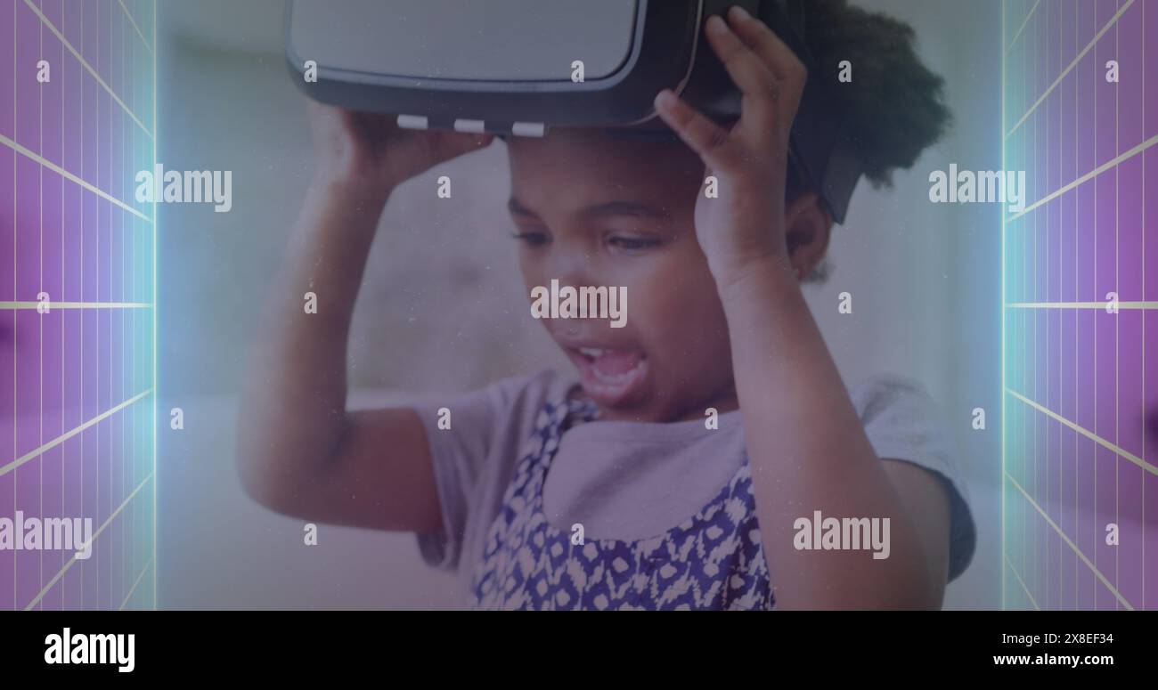 Immagine di forme al neon sopra una ragazza afroamericana che usa il visore vr Foto Stock