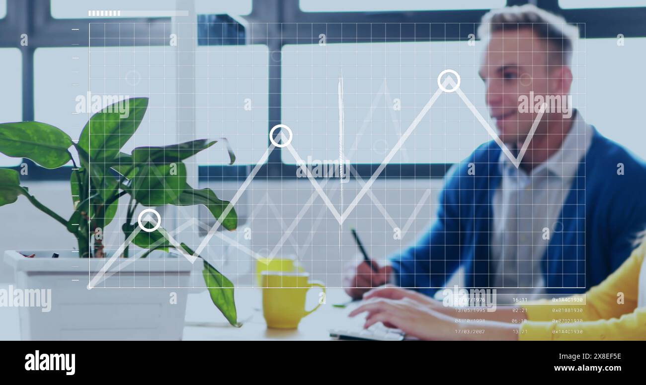 Immagine dell'elaborazione dei dati finanziari su diversi dipendenti aziendali in ufficio Foto Stock