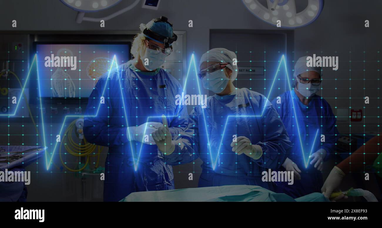 I chirurghi interagiscono tra loro e l'elettrocardiografo è su sfondo nero Foto Stock