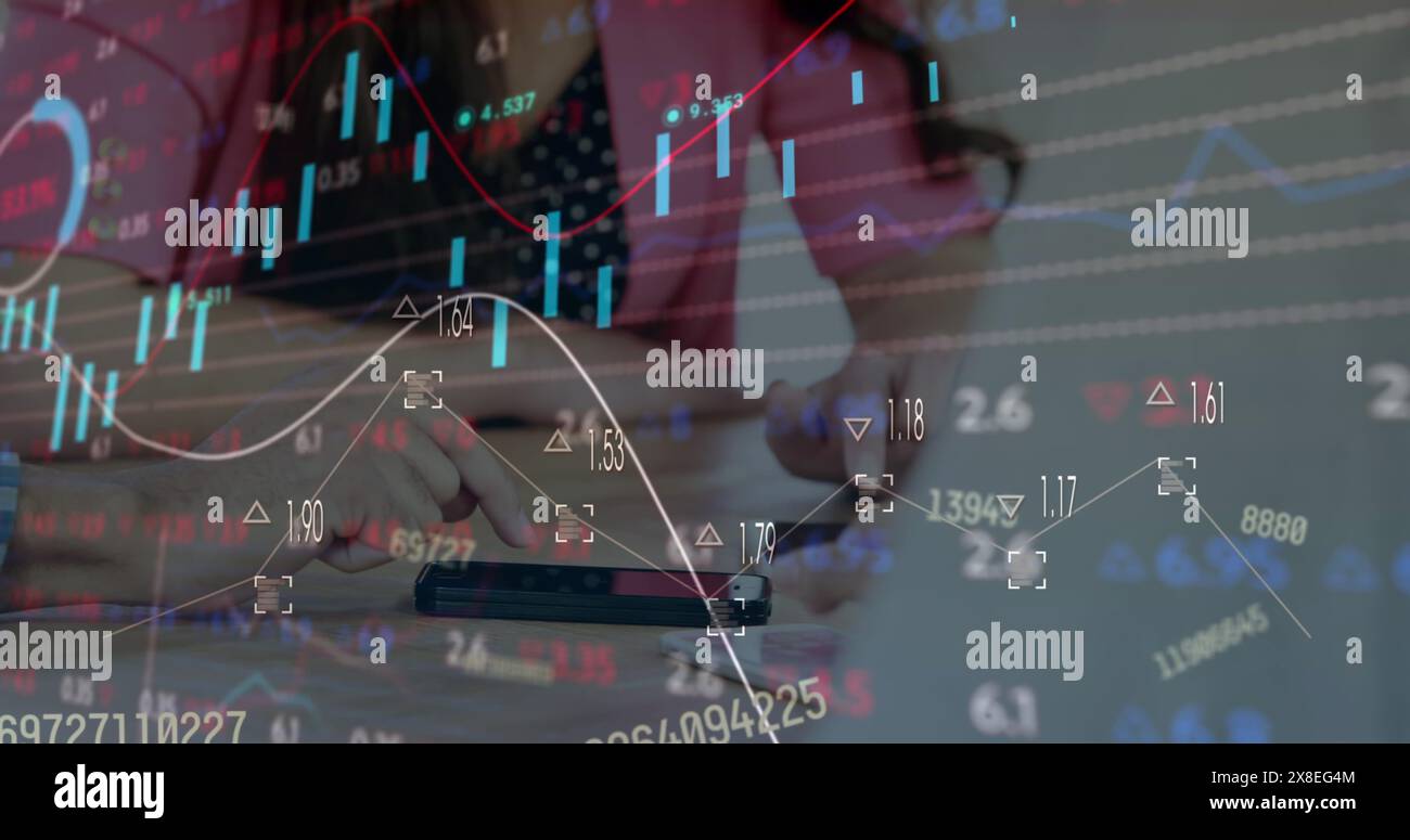 Amici diversi, analizzando le tendenze del mercato azionario su smartphone Foto Stock