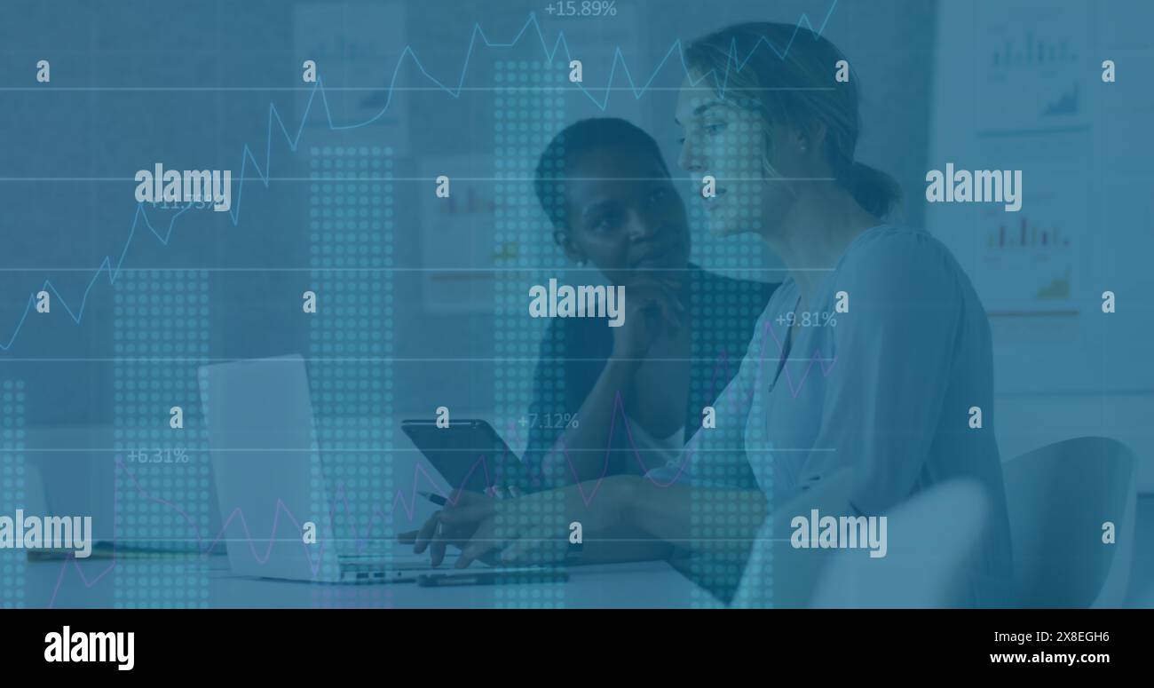 Immagine di più grafici con numeri variabili, diverse collaboratrici che discutono su un notebook Foto Stock