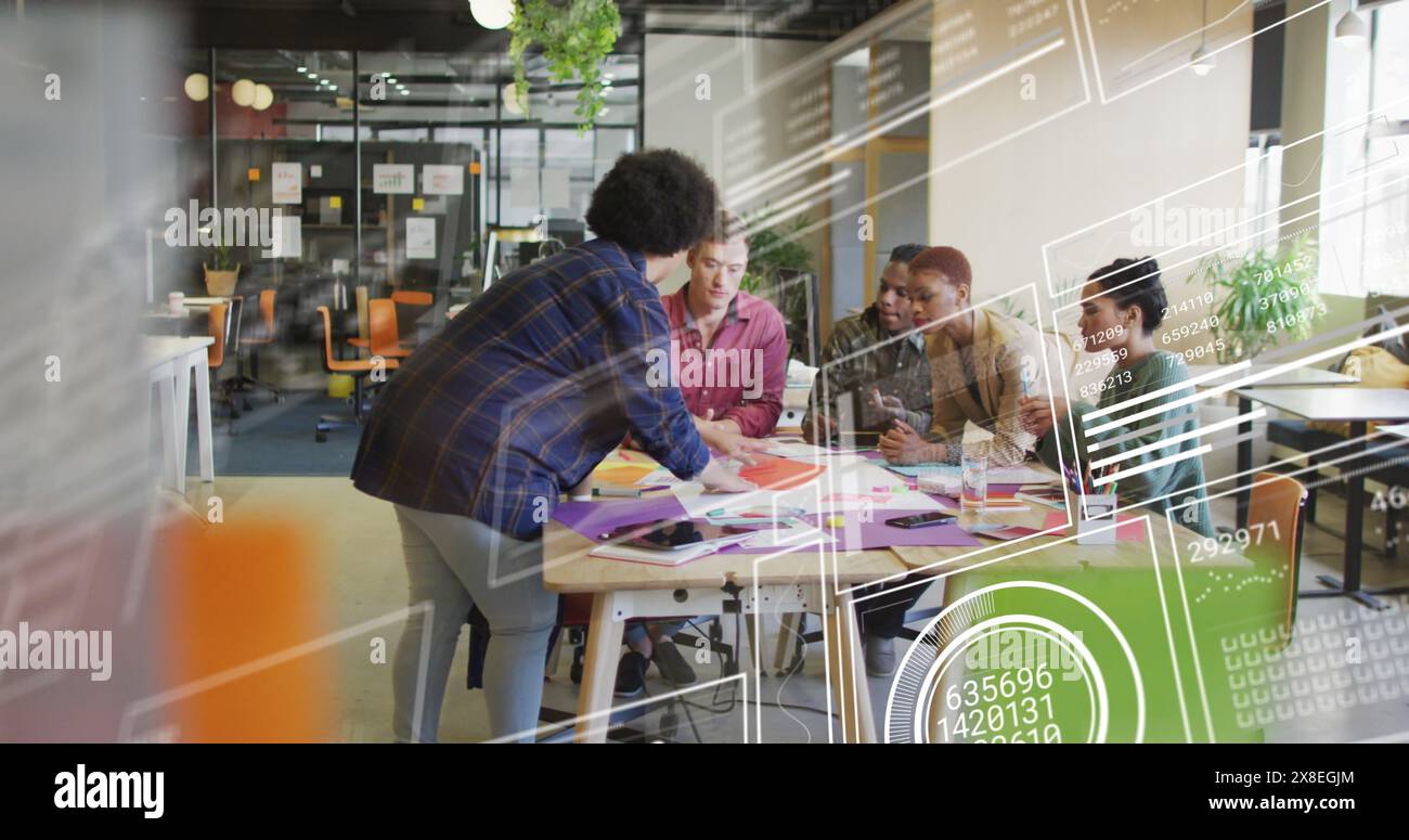 Immagine di grafici, cerchi di carico, numeri variabili, colleghi diversi che condividono idee in ufficio Foto Stock