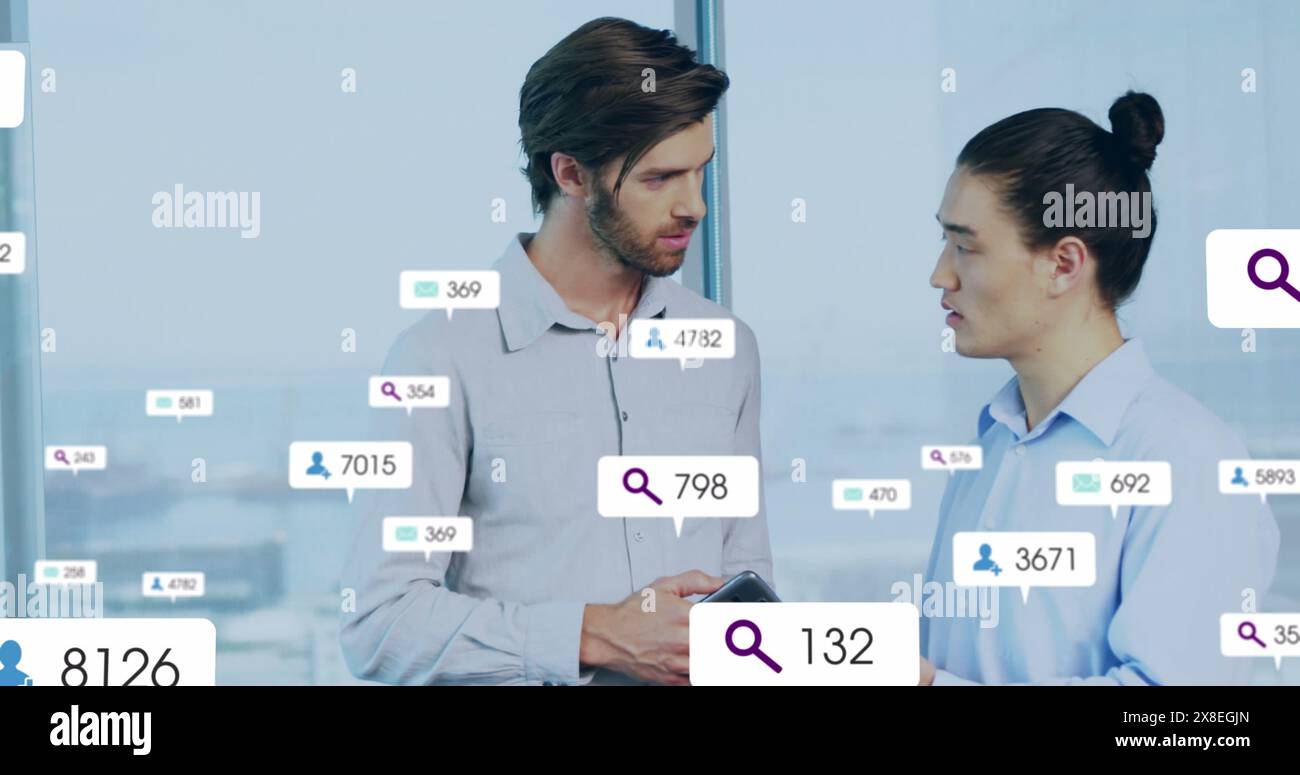 Immagine di più barre di notifica su diversi colleghi che discutono di report su tablet digitali Foto Stock