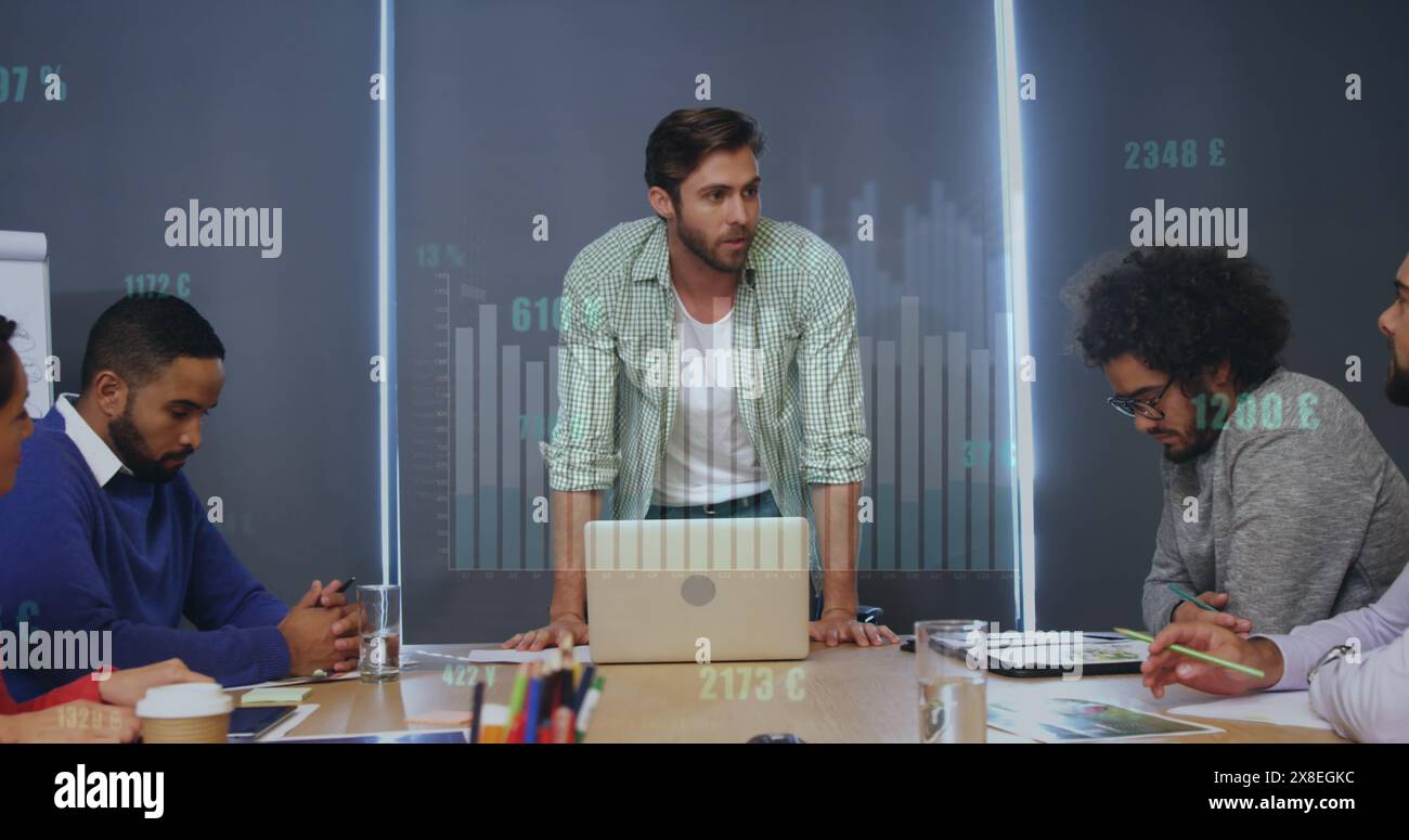 Immagine di grafici, numeri che cambiano, simboli di valuta, vari colleghi che discutono di report Foto Stock