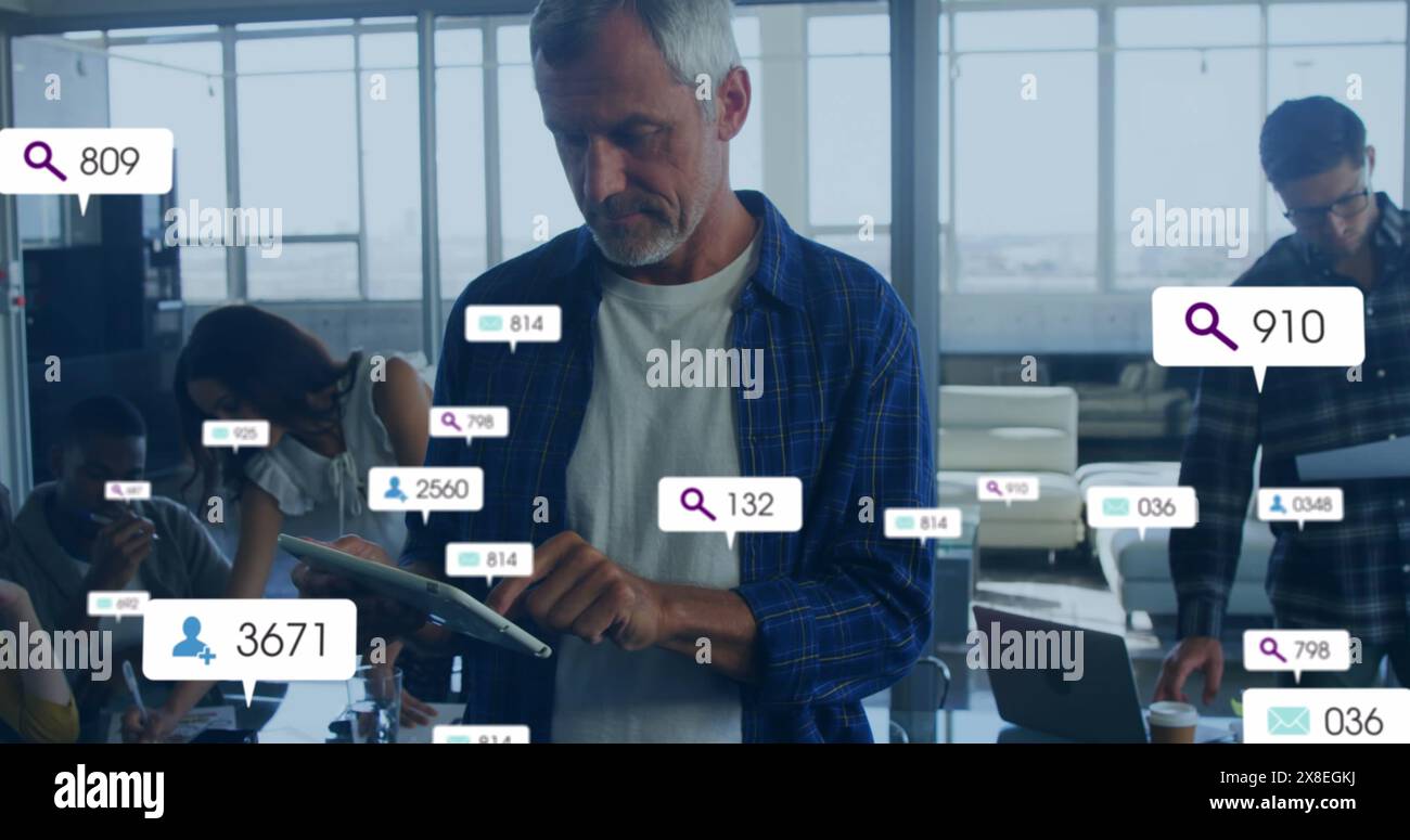 Immagine del cambiamento dei numeri, icona nelle barre di notifica, uomo caucasico che utilizza un tablet digitale Foto Stock