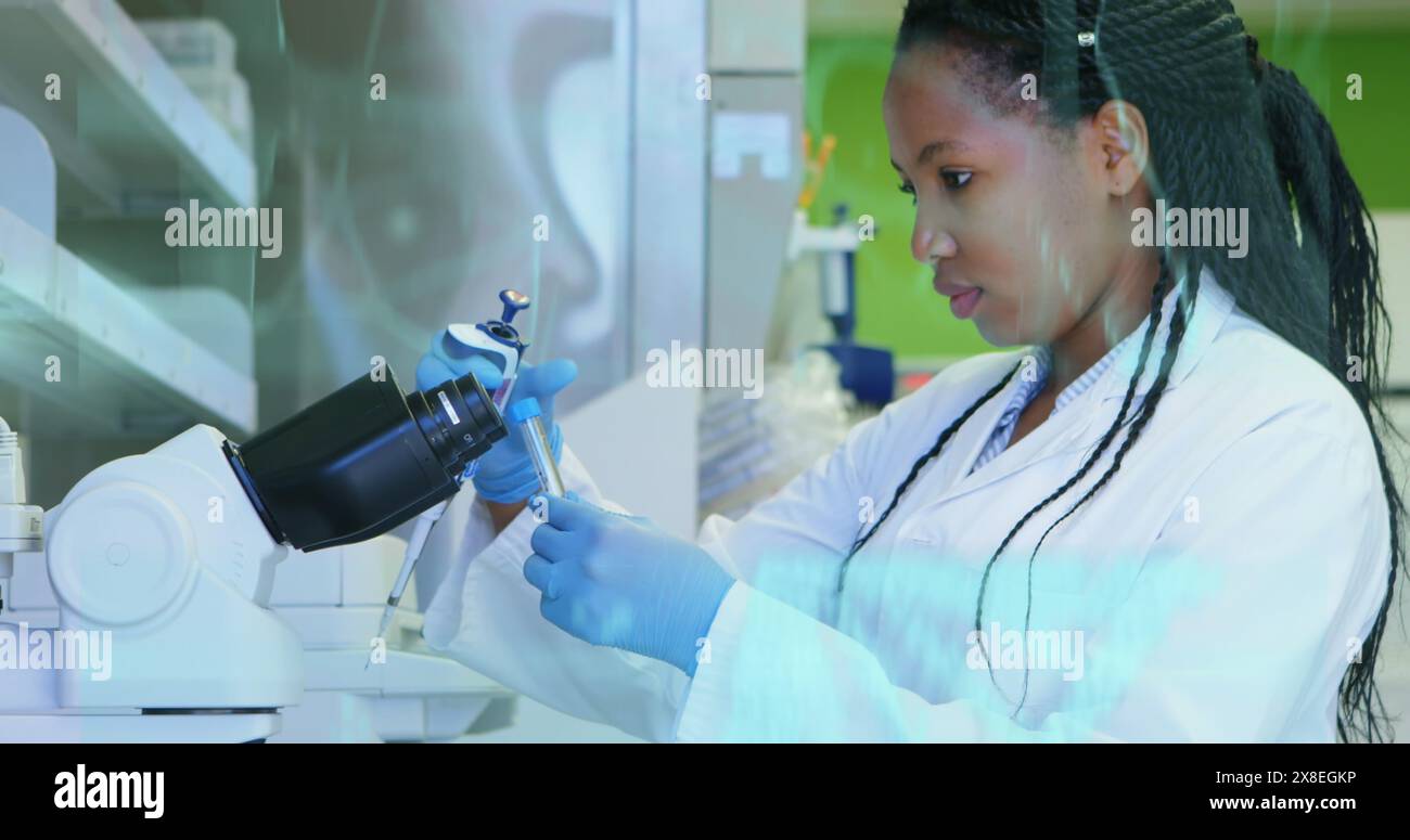 Immagine di interfacce mediche sopra scienziata afroamericana femmina che prende il campione dalla provetta di prova Foto Stock