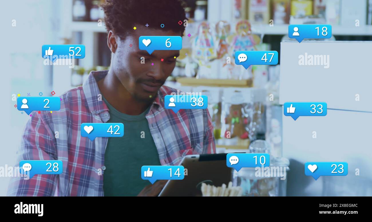 Immagine di icone, numeri che cambiano nelle barre di notifica, uomo afroamericano che usa un tablet digitale Foto Stock