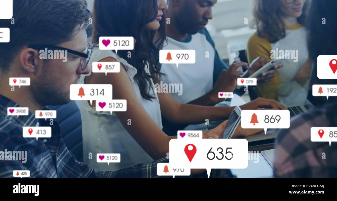 Immagine di numeri e icone che cambiano nelle barre di notifica, diversi colleghi che utilizzano la tecnologia Foto Stock