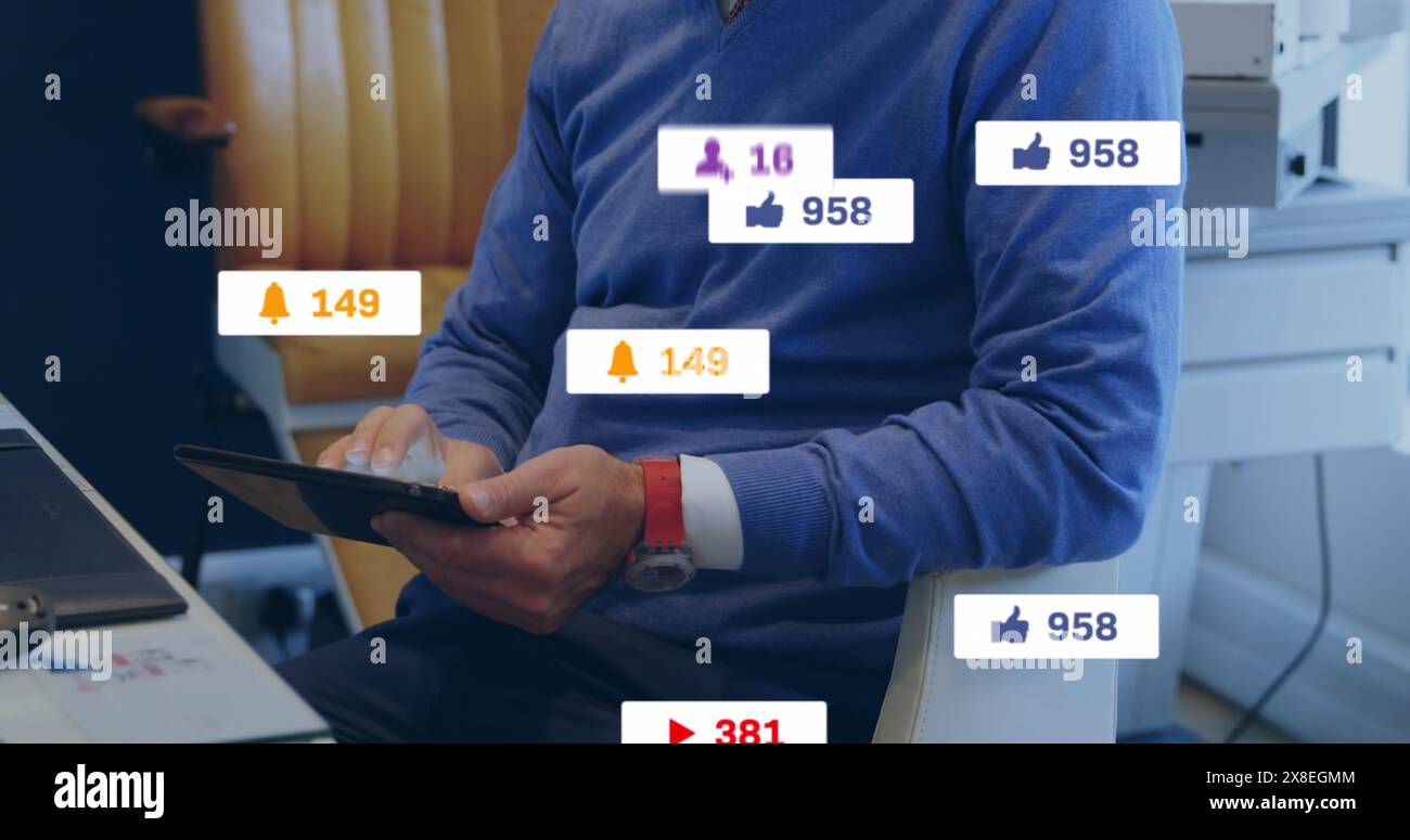Immagine di icone, numeri nelle barre di notifica, sezione intermedia dell'uomo caucasico con tablet digitale Foto Stock