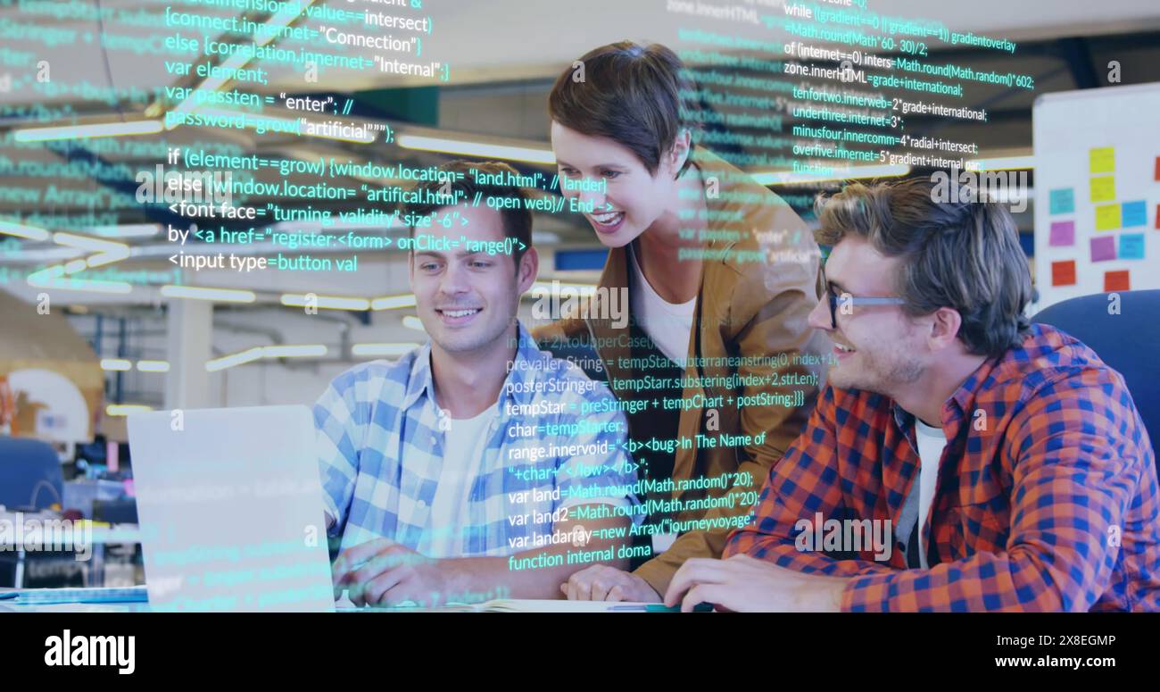 Immagine di un linguaggio informatico multicolore, colleghi caucasici che condividono idee in ufficio Foto Stock