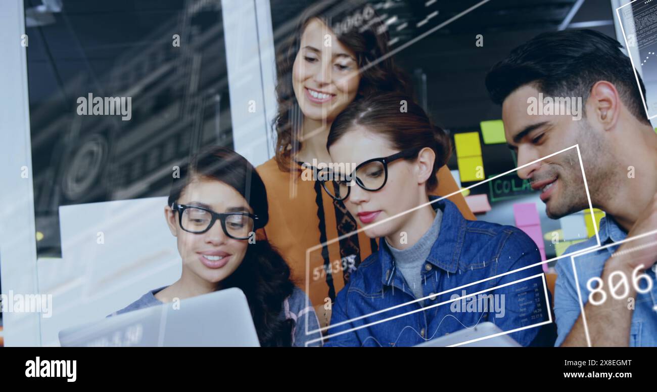 Immagine del cambiamento di numeri, grafici, barre di carico e cerchi, colleghi diversi che condividono idee Foto Stock