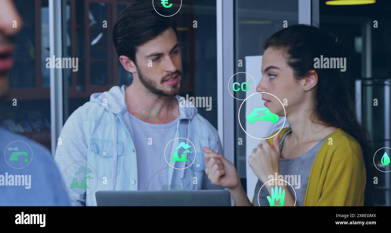 Immagine di un'icona multipla in cerchio sopra i colleghi caucasici che discutono di report su laptop Foto Stock