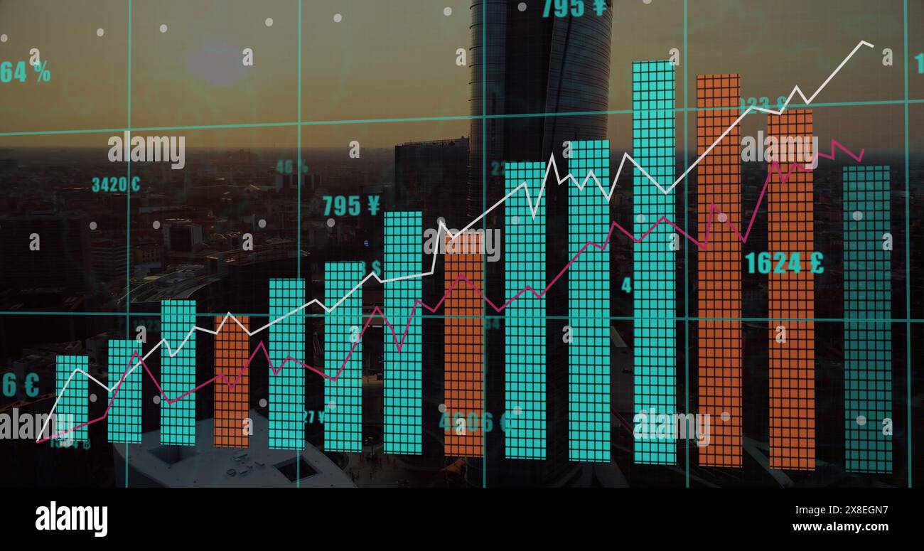 Immagine di grafici con numeri che cambiano e simboli di valuta sopra la vista aerea della città moderna Foto Stock