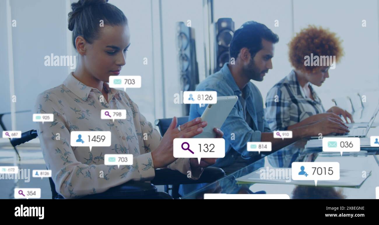 Immagine di numeri che cambiano, icone nelle barre di notifica, colleghi diversi che utilizzano la tecnologia Foto Stock