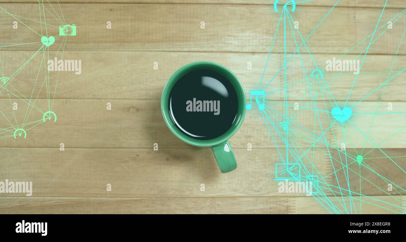 L'immagine delle icone collegate si sovrappone alla vista dall'alto della tazza di caffè su un tavolo in legno Foto Stock