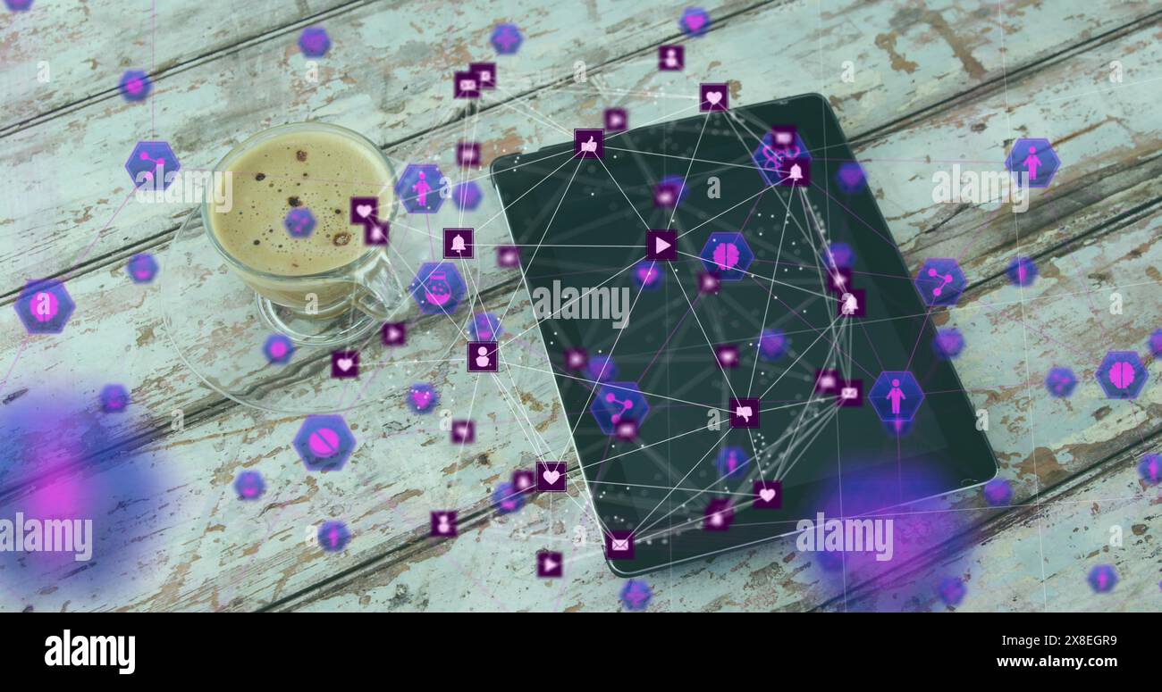 Immagine di icone e icone connesse che formano il globo sopra il caffè e il tablet digitale sul tavolo Foto Stock