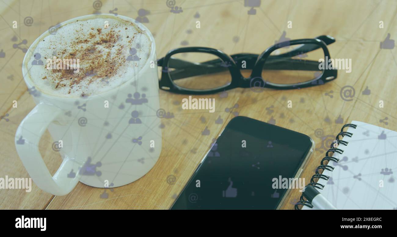 Immagine di icone collegate con linee su occhiali, cellulare, blocco note e cappuccino sul tavolo Foto Stock