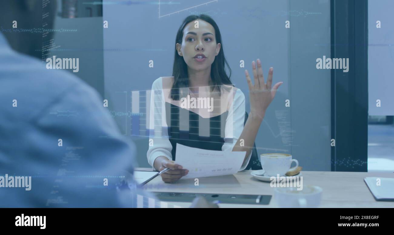 Immagine di grafici, globi e linguaggio informatico, colleghi diversi che discutono rapporti in ufficio Foto Stock