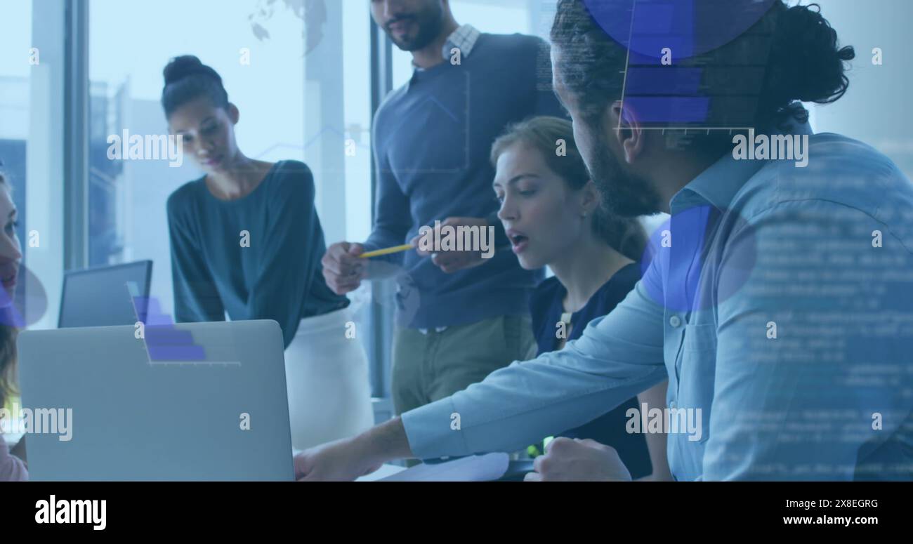 Immagine di grafici, globi e linguaggio informatico su diversi colleghi che condividono idee in ufficio Foto Stock