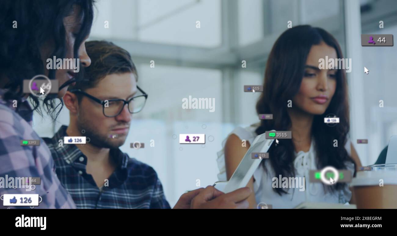 Immagine di una rete di icone digitali in coppia utilizzando i social media dei tablet Foto Stock