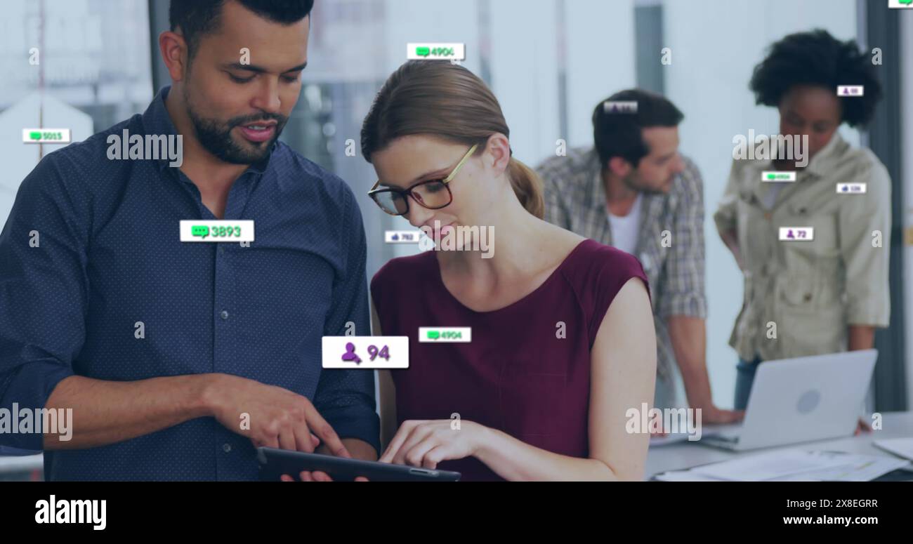 Immagine di più barre di notifica su diversi colleghi che discutono di report su tablet digitali Foto Stock