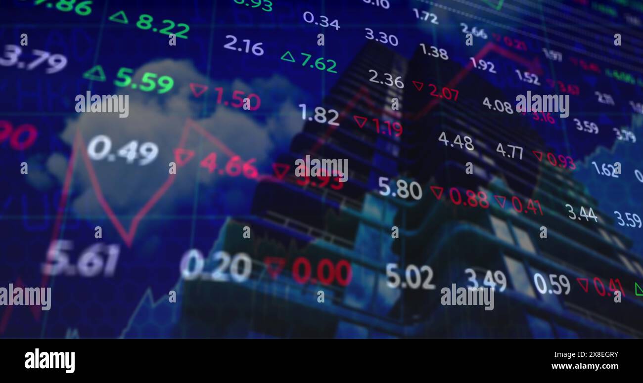 Immagine di grafici e tabellone da trading su una vista ad angolo basso dell'edificio moderno contro il cielo nuvoloso Foto Stock