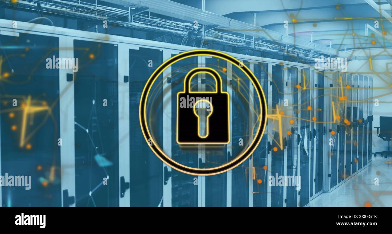 Immagine del lucchetto in cerchio con schema di navigazione sopra i punti collegati sui rack server Foto Stock