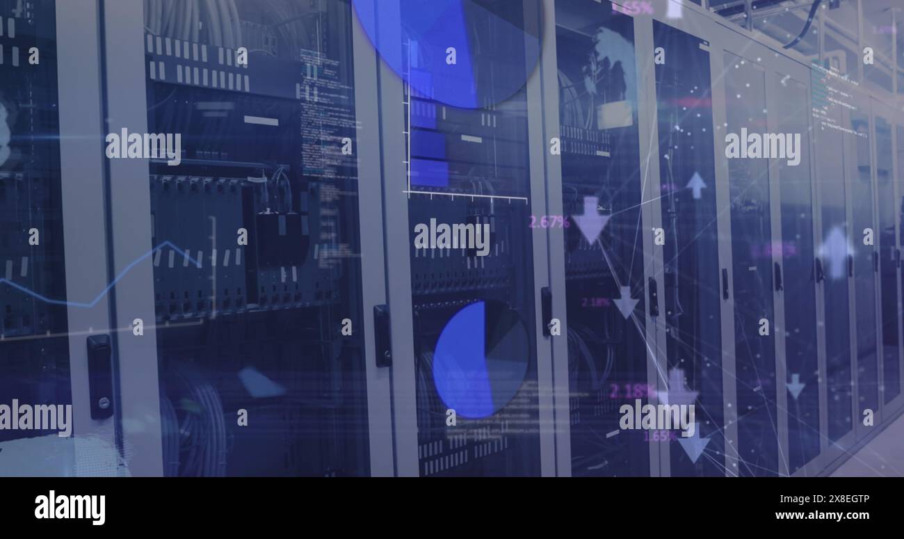Immagine di grafici, globi, frecce collegate e linguaggio del computer su rack di server dati Foto Stock