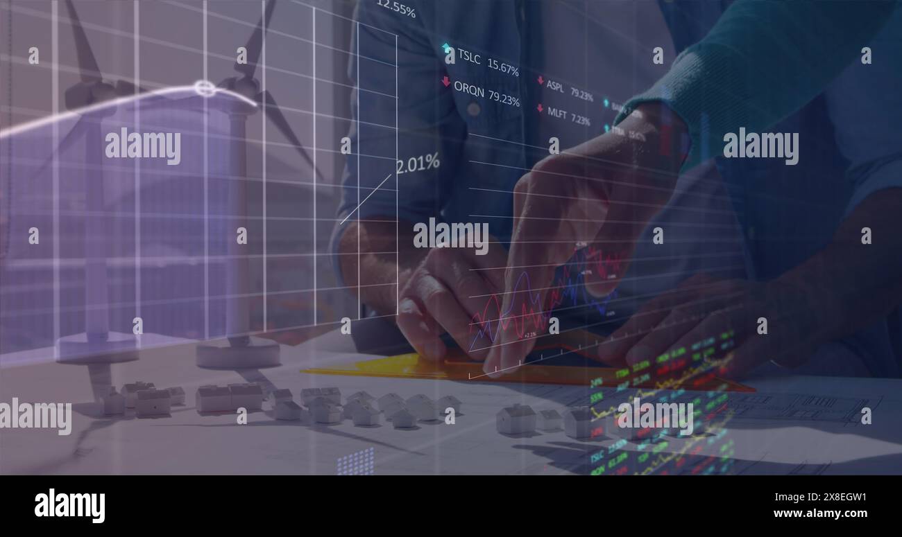 Immagine di tavole da trading, ingegneri caucasici che condividono idee sul modello 3d di mulini a vento e case Foto Stock