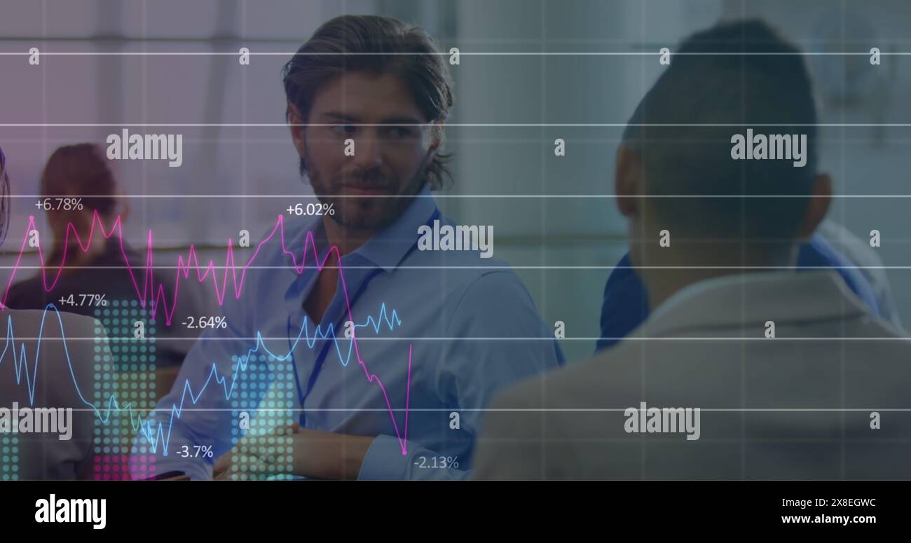 Immagine di più grafici e numeri variabili, colleghi diversi che discutono in ufficio Foto Stock