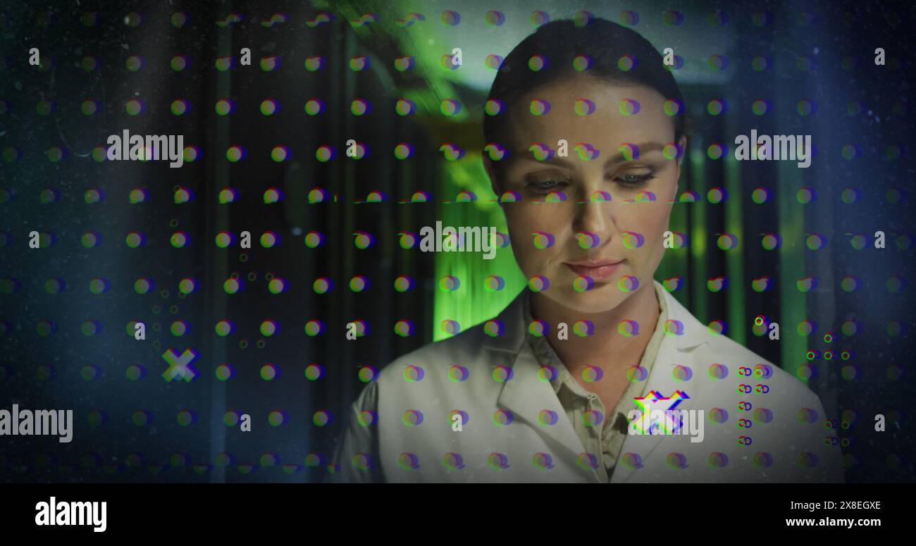 Immagine di forme astratte contro una donna caucasica premurosa che lavora nella sala server Foto Stock